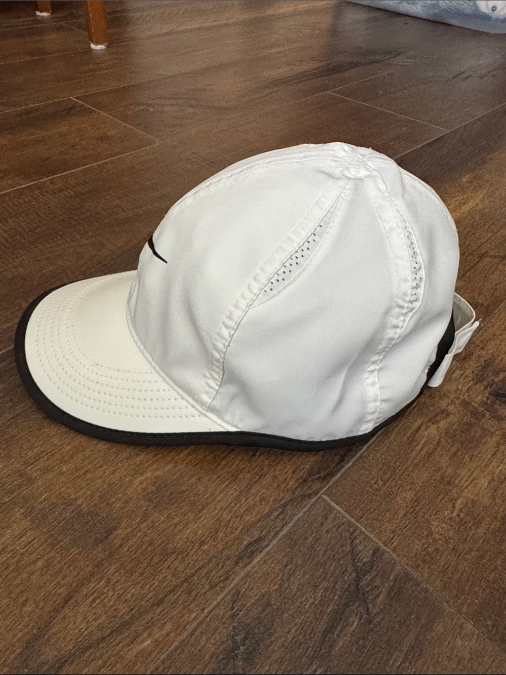 Nike Wimens White Cap with Black Swoosh Trim Tennis Running Athletic Summer OS - Picture 3 of 8
